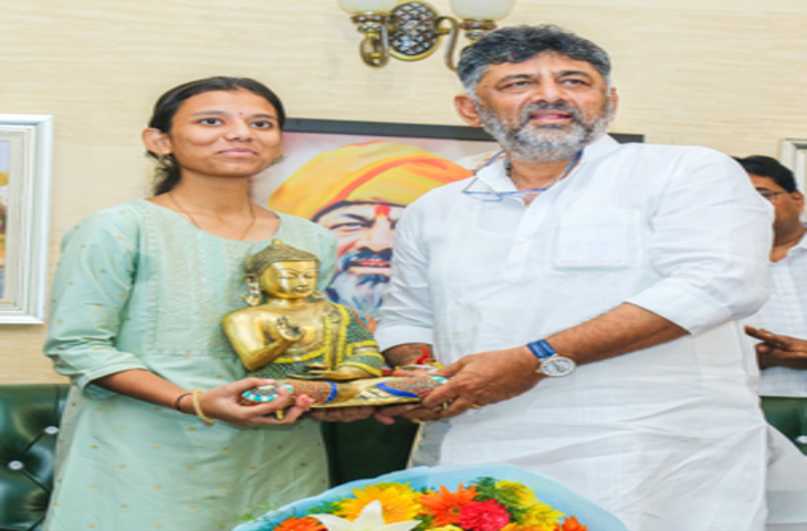कर्नाटक : उपमुख्यमंत्री शिवकुमार ने 10वीं कक्षा की टॉपर छात्रा को किया सम्मानित