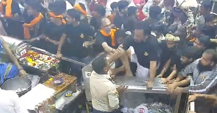 उज्जैन के महाकाल मंदिर में कांवड़ियों के बैरिकेड तोड़ने के प्रयास के बाद हंगामा