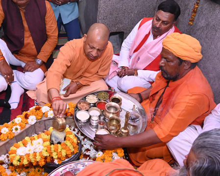 सीएम योगी ने रुद्राभिषेक-जलाभिषेक कर प्रदेशवासियों के सुखमय जीवन की प्रार्थना की