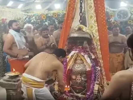 साल के पहले दिन बाबा महाकाल का हुआ अद्भुत शृंगार, दर्शन के लिए लगी लंबी कतारें