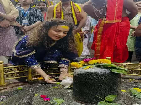 घृष्णेश्वर महादेव के दर पहुंचीं कंगना रनौत, जल्द 12 ज्योतिर्लिंग के दर्शन का लक्ष्य करेंगी पूरा