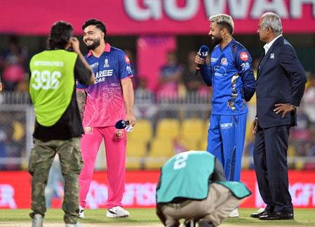 आईपीएल 2026: मुंबई इंडियंस ने टॉस जीतकर गेंदबाजी चुनी, बारिश के बाद ओवरों में भारी कटौती