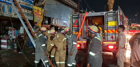 उत्तर प्रदेश: मुरादाबाद रेलवे स्टेशन के सामने गेस्ट हाउस में लगी आग, पास की दो दुकानें जलीं, कोई जनहानि नहीं