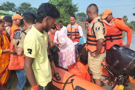 बिहार : सारण में तटबंध क्षतिग्रस्त होने के बाद कई इलाके बाढ़ की चपेट में, एनएच तक पहुंचा पानी