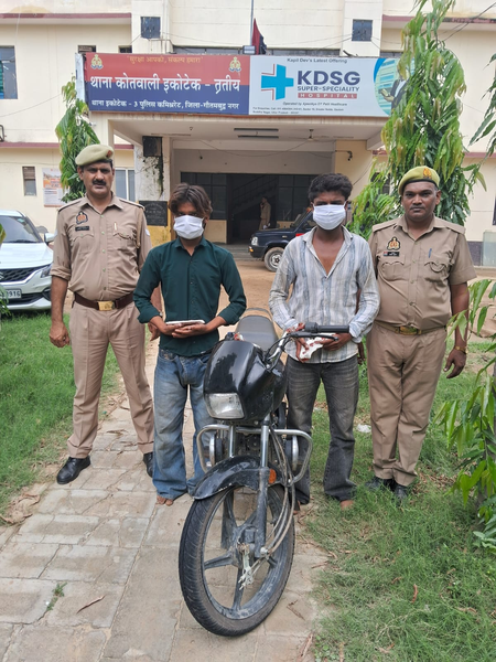 पुलिस ने दो बदमाशों को दबोचा, चोरी की बाइक और हथियार बरामद