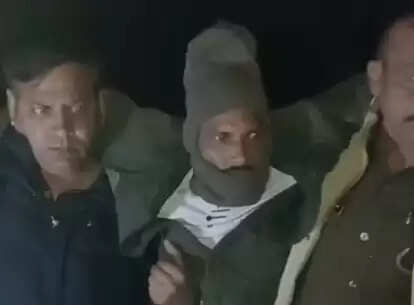 मथुरा पुलिस की बड़ी कार्रवाई: बदमाश 'मलिंगा' मुठभेड़ में घायल, 23 गंभीर अपराधों का खतरनाक इतिहास उजागर