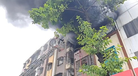 सूरत के कतारगाम के रिहायशी इलाके में लगी भीषण आग, फायर ब्रिगेड की टीम ने पाया काबू