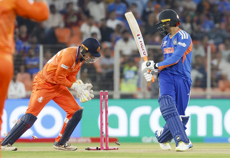 'उन्हें क्रीज पर समय बिताने की जरूरत है,' अभिषेक शर्मा के लगातार 'डक' पर गावस्कर की सलाह