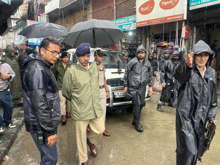 जम्मू-कश्मीर: लश्कर आतंकी की गिरफ्तारी पर 15 लाख का इनाम, पुलिस ने की घोषणा