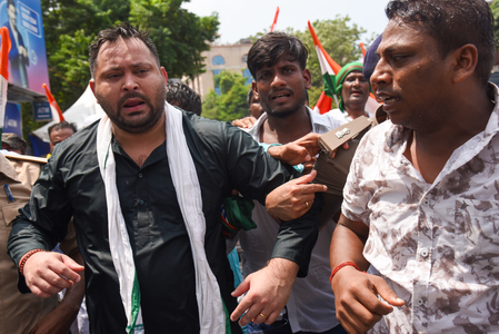 बिहार: तेजस्वी यादव ने टीआरई-4 परीक्षार्थियों का समर्थन किया, भाजपा ने पलटवार किया
