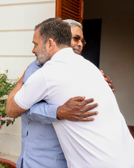 मुख्यमंत्री पद से इस्तीफा देने के एक दिन बाद सिद्दारमैया की राहुल गांधी से मुलाकात
