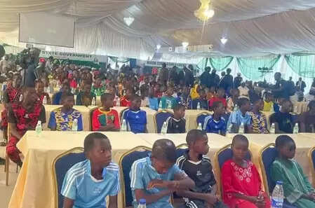 नाइजीरिया: मेडिकल चेकअप के बाद परिजनों को सौंपे जाएंगे अपहरणकर्ताओं से रिहा कराए गए 100 बच्चे