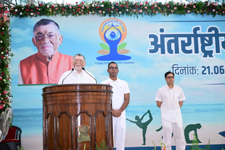 झारखंड लोकभवन में  सामूहिक योगाभ्यास, राज्यपाल संतोष गंगवार ने योग को बताया भारत का वैश्विक उपहार