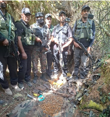 जम्मू-कश्मीर: हंदवाड़ा के नागदानार जंगल में आतंकी ठिकाना ध्वस्त, भारी मात्रा में हथियार बरामद