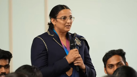 डिस्कस थ्रो में ब्रॉन्ज जीतने वालीं सीमा कालीरमन ने प्रधानमंत्री से कहा- अब दोस्तों से बोलूंगी, हां मैं पीएम मोदी से मिली हूं