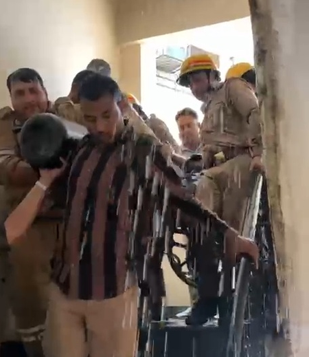 हाईराइज सोसायटी में भीषण आग पर 70 दमकल कर्मियों ने 2 घंटे में पाया काबू, 10 लोगों को किया गया रेस्क्यू