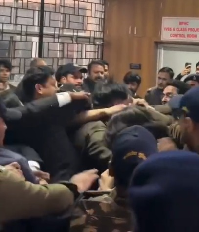 भोपाल कोर्ट परिसर में वकीलों ने नाबालिग से रेप के आरोपी को पीटा