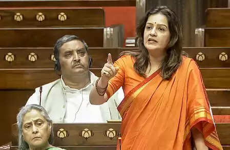 प्रियंका चतुर्वेदी ने दूरसंचार मंत्री को घेरा, कहा- नोटिफिकेशन पढ़ें, बेवजह विवाद न करें