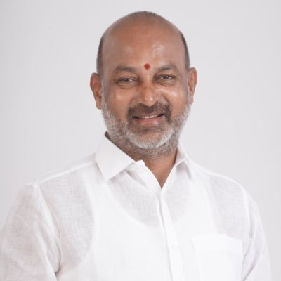 ओवैसी के कॉलेज को लेकर तेलंगाना में सियासी घमासान, मंत्री बंदी संजय कुमार ने कांग्रेस पर साधा निशाना