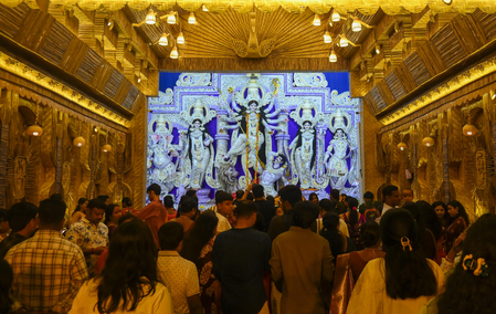 कोलकाता में दुर्गा पूजा पंडाल में भगदड़, घायलों से मिलने पहुंचे मुख्यमंत्री सुवेंदु अधिकारी