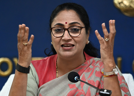 'मेरी बहनें जिंदगी में हमेशा आगे बढ़ें क्योंकि मैं हूं ना', 'दिल्ली लक्ष्मी योजना' के शुभारंभ पर बोलीं मुख्यमंत्री रेखा गुप्ता