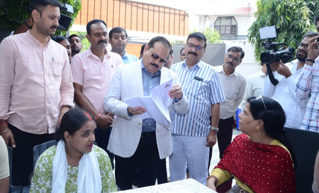 यूपी में मतदाता सूची में नाम जुड़वाने के लिए विशेष अभियान, मुख्य निर्वाचन अधिकारी ने बूथों का किया निरीक्षण