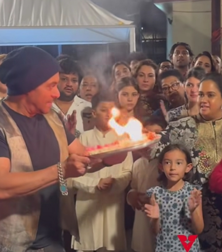 गणपति विसर्जन पर खुश दिखे सलमान खान, गणपति आरती के दौरान कर बैठे ये गलती