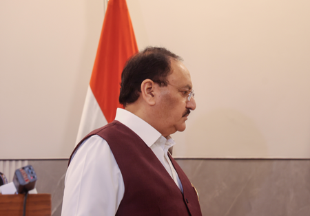 केंद्रीय मंत्री जेपी नड्डा ने अपोलो अस्पताल पहुंचकर लालकृष्ण आडवाणी का हाल जाना