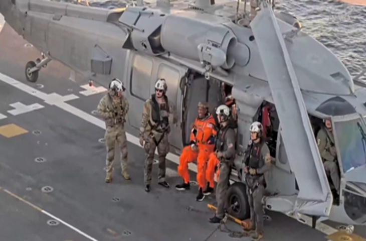 नासा का आर्टेमिस ।। मिशनः कैप्सूल से निकाले गए चारों अंतरिक्ष यात्री, चेहरे पर दिखी खुशी