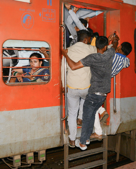 भोपाल रेल मंडल में चेन पुलिंग करने पर 440 लोगों पर कार्रवाई