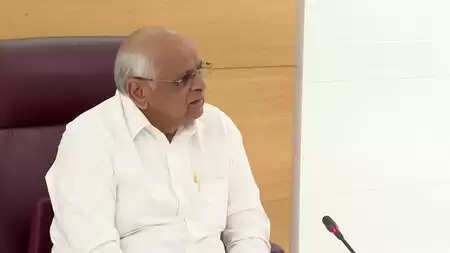 गांधीनगर : सीएम भूपेंद्र पटेल ने टाइफाइड महामारी से पैदा हुए हालात का रिव्यू करने के लिए एक हाई-लेवल मीटिंग की