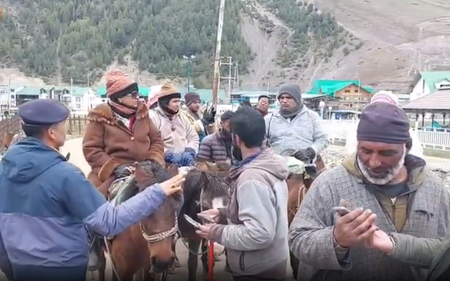 सोनमर्ग की वादियों में उमड़ा पर्यटकों का सैलाब, मौसम ने जीता दिल