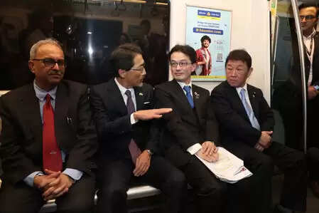 भारत-जापान के गौरवपूर्ण सहयोग का प्रतीक है दिल्ली मेट्रो, जापानी विदेश मंत्री ने की यात्रा