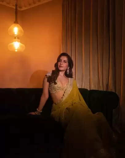 राशि खन्ना का पीली साड़ी में दिलकश अंदाज, सोशल मीडिया पर छाई स्टाइलिश तस्वीरें