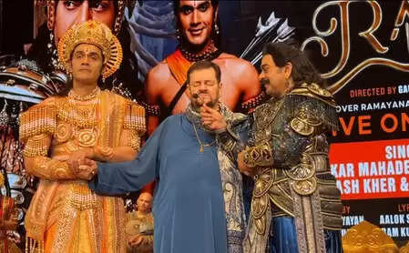 'हमारे राम' नाटक के दौरान भजन में डूबे नितिन मुकेश, माइक थामे नजर आए आशुतोष राणा