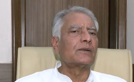 पीएम मोदी के खिलाफ विवादित टिप्पणी के लिए खड़गे माफी मांगें : सुनील जाखड़