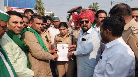 एसडीएम के नहीं पहुंचने पर भड़के किसान, एसीपी को सौंपा ज्ञापन, महापंचायत बुलाने का ऐलान
