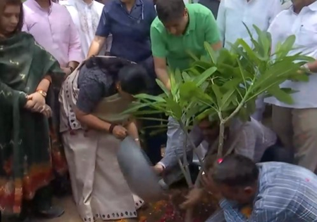 दिल्ली में 70 लाख पौधे लगाने का लक्ष्य, सीएम रेखा गुप्ता ने मॉडल टाउन में किया पौधरोपण