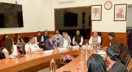 देश में न सिर्फ हथियार और सैन्य उपकरण बनें, बल्कि निर्यात भी किए जाएं: राजनाथ सिंह