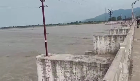 बिहार में नदियों का रौद्र रूप बरकरार, गंडक बैराज में जलस्तर में उतार-चढ़ाव जारी