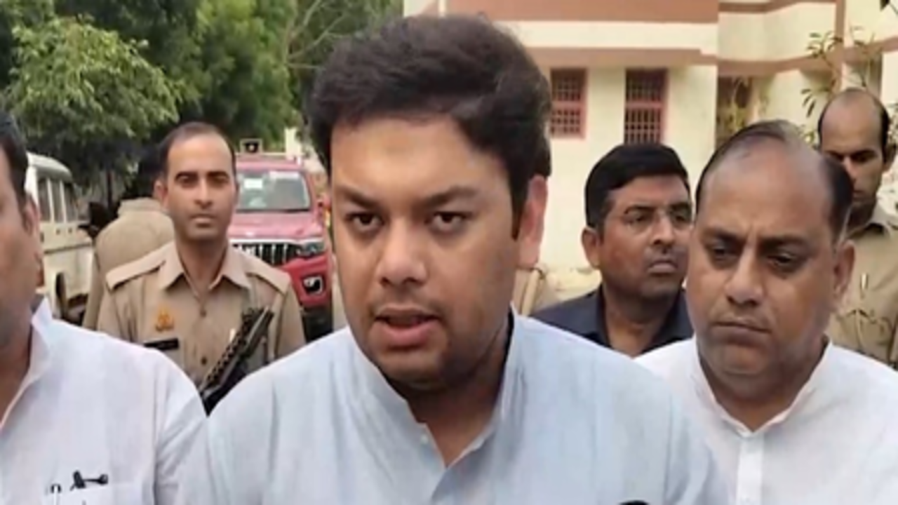 मथुरा में लावारिस पशुओं को लेकर विशेष अभियान, गौ संरक्षण केंद्रों में होगी शिफ्टिंग: संदीप सिंह
