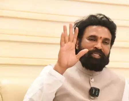 कर्नाटक: नाबालिग पीड़िता का नाम उजागर करने पर पूर्व मंत्री श्रीरामुलु के खिलाफ मामला दर्ज