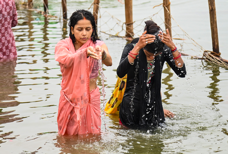 बिहार में 'नहाय-खाय' के साथ चैती छठ प्रारंभ, देव सूर्य मंदिर में सूर्योपासना के लिए जुटी व्रतियों की भारी भीड़
