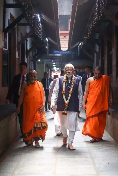 2025 में पीएम मोदी की ऐतिहासिक यात्राओं की झलक : भक्ति, कूटनीति, विकास और मानवीय संवेदनाओं का अनूठा संगम