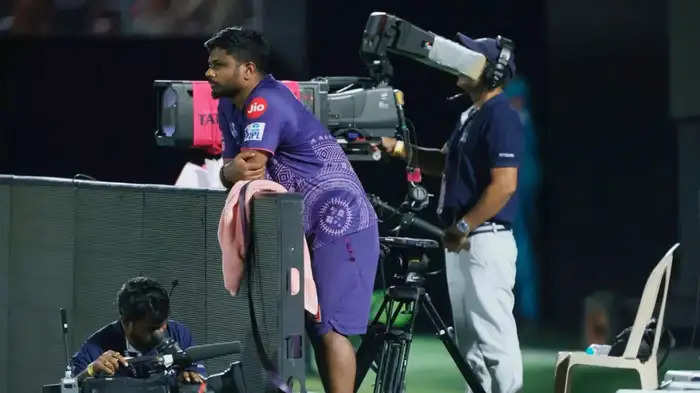 चोट है या नाराजगी, क्या संजू सैमसन को साईड लगा रही है राजस्थान रॉयल्स? अकेले छोड टीम कर गई ट्रैवल