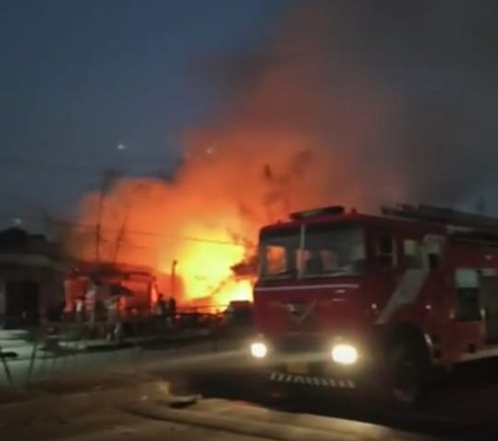 झारखंडः बोकारो में भीषण आग से कई दुकानें खाक, दो लोग झुलसकर हुए घायल