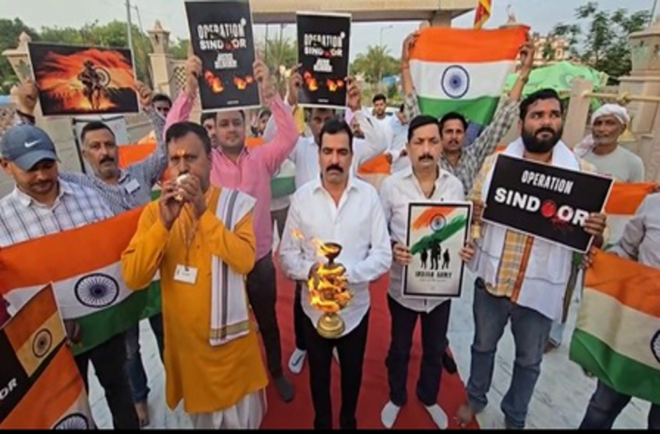 वाराणसी : काशीवासियों ने भारतीय सेना के लिए किया हनुमान चालीसा का पाठ