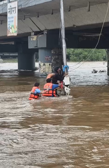 पुणे : उफनती नदी में फंसे युवक की जिंदगी बनी चुनौती, दमकल जवानों ने दिखाया साहस और बचाई जान