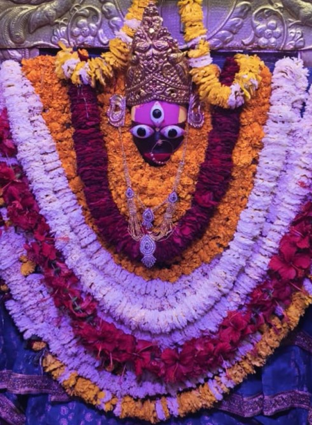 काशी के इस प्राचीन मंदिर में विराजती हैं मां महिषासुर मर्दिनी, दिन में तीन बार बदलता है 'स्वप्नेश्वरी' का रुप