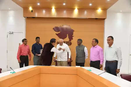 गुजरात : सीएम भूपेंद्र पटेल ने 'आर्म्ड फोर्सेज फ्लैग डे' पर सैनिकों को दी श्रद्धांजलि